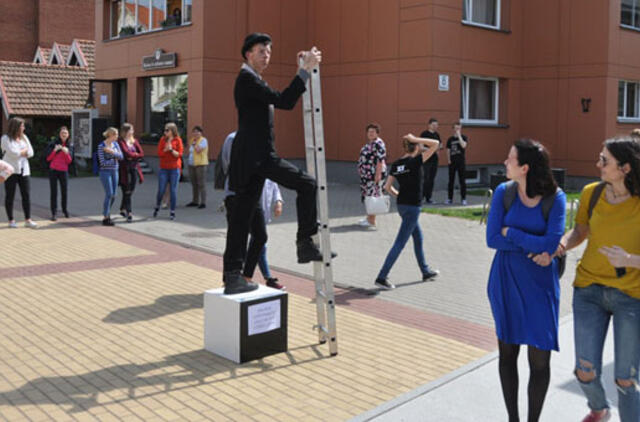 Studentai dovanojo praeiviams kūrybišką pasirodymą