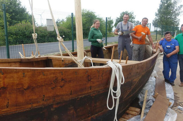 Baigia statyti senovinį laivą