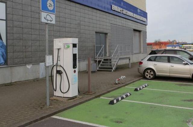 Elektromobiliams - dar trys įkrovimo stotelės