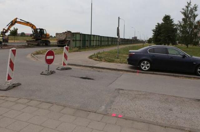 Išvažiuoti iš kiemų neleidžia "plyta"