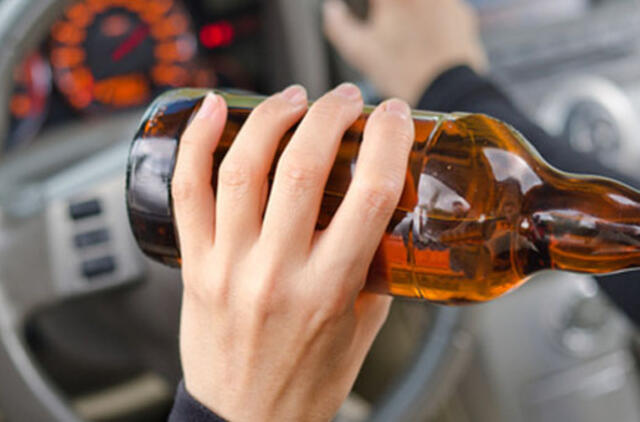 Parduotuvės aikštelėje - sunkiai girta vairuotoja