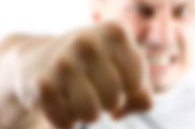 Prie naktinio baro sulaužė žandikaulį