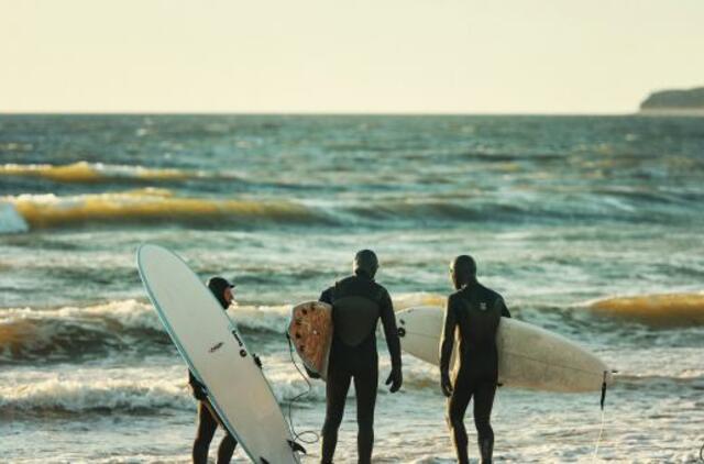 Vandens pramogų entuziastai Havajus atranda Melnragėje