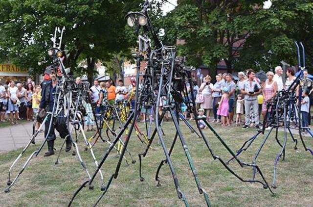 Miesto centre ganosi mechaninės būtybės