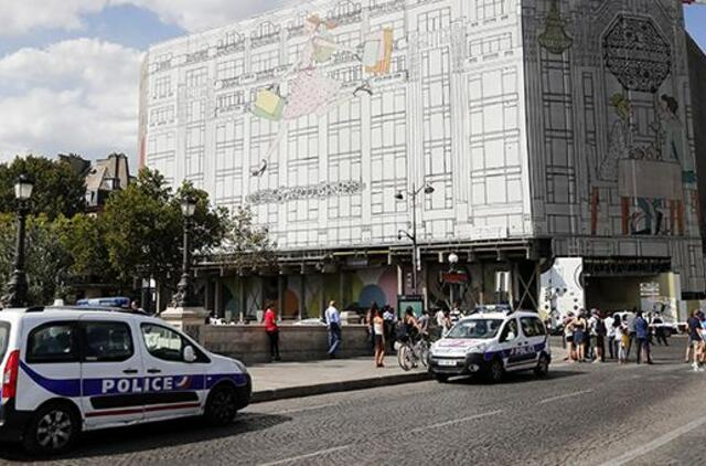 Paryžiuje ginkluotas nusikaltėlis apiplėšė brangių laikrodžių parduotuvę