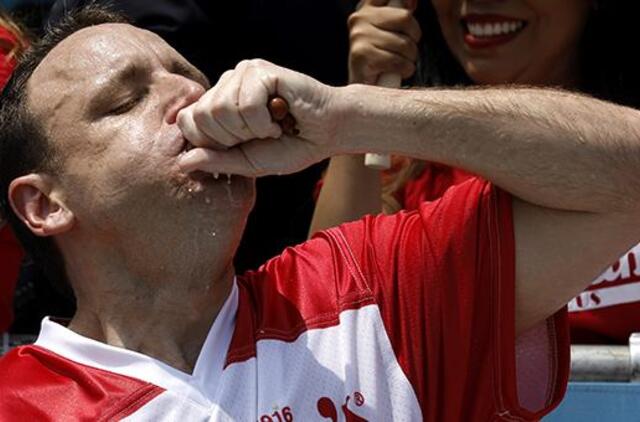 Rekordas: amerikietis per 10 minučių surijo 74 dešrainius