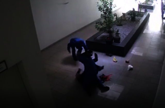 Santechnikus vaidinę banditai mušė plaktukais