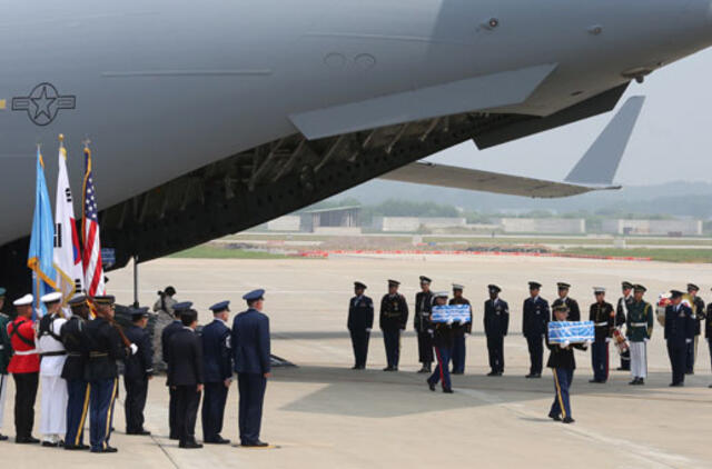 Šiaurės Korėja perdavė Jungtinėms Valstijoms per Korėjos karą žuvusių Amerikos kariškių palaikus