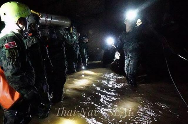 Tailandas: urve įstrigusių vaikų treneris atsiprašė tėvų