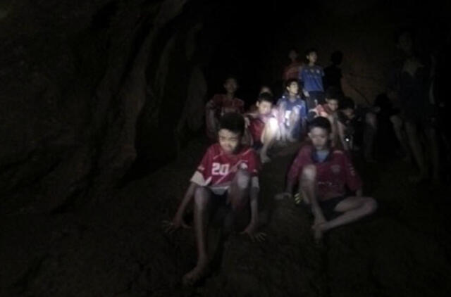 Tailando urve surasti vaikai ir jų treneris dar turės palaukti, kol bus išgelbėti