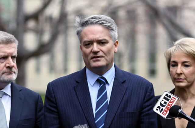 Australija: trys ministrai atsistatydino ir pareikalavo, kad premjeras trauktųsi