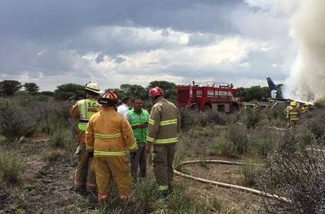 Meksikoje nukritus lėktuvui, sužeisti 97 žmonės