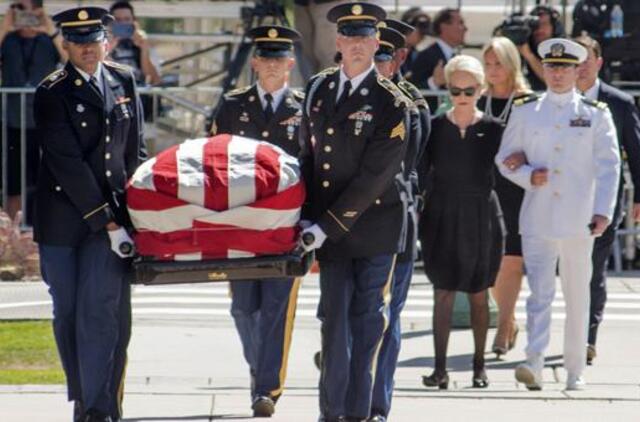 Prasidėjo atsisveikinimas su mirusiu senatoriumi J. McCainu