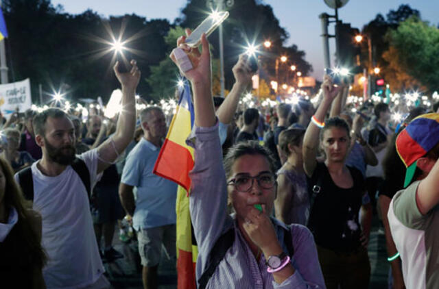 Rumunijoje trečią vakarą tęsėsi antikorupciniai protestai