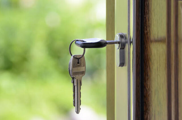 Sumuštą klaipėdietį paliko miške ir atėmę raktus apvogė butą