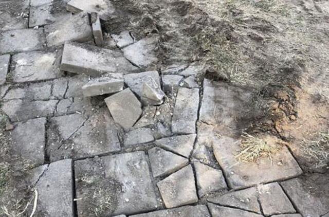 Sunerimo dėl sugadintų takų