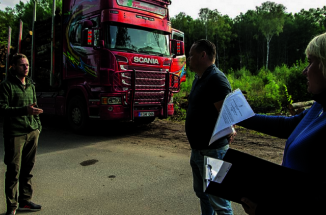 Dėl gadinamo asfalto kretingiškiai stojo prieš miško verslininkus