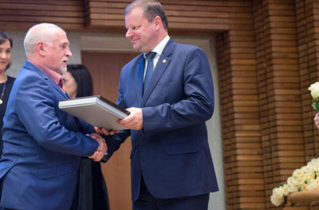 Premija, medalis ir premjero padėka – dopingo platinimu įtariamam treneriui