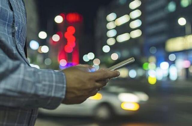 8 iš 10 žmonių eidami gatve naudojasi telefonais