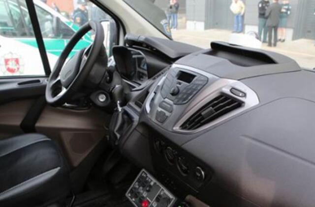Girtas jaunuolis policijos automobilį badė peiliu