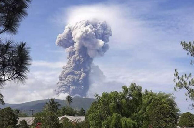 Indonezija: žemės drebėjimo ir cunamio nuniokotoje Sulavesio saloje išsiveržė ugnikalnis