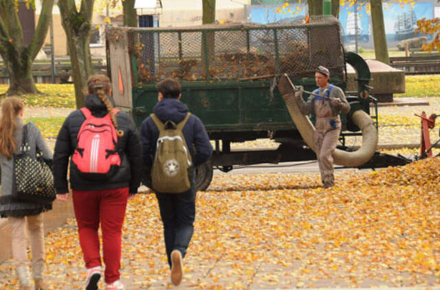 Moksleivių kuprinėse - ir staltiesė, ir žaislai