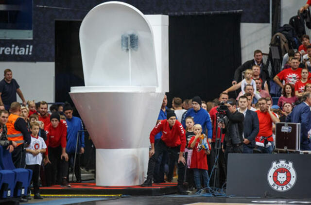 Per „Ryto” ir „Žalgirio” rungtynes greta aikštelės atvažiavo didžiulis unitazas