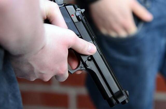 Girtas jaunuolis praeiviams grasino ginklu