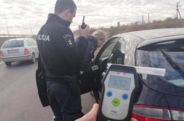 Kraupu: sunkiai girta moteris vežė 3 metų vaiką