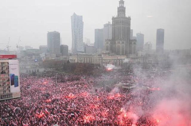 Lenkijos policija paskelbė premiją už informaciją apie asmenis, sudeginusius ES vėliavą