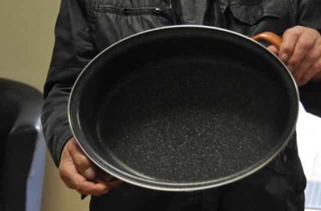 Nuvylė ir keptuvė, ir parduotuvė