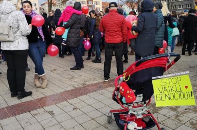 Šeimos gina savo vaikus