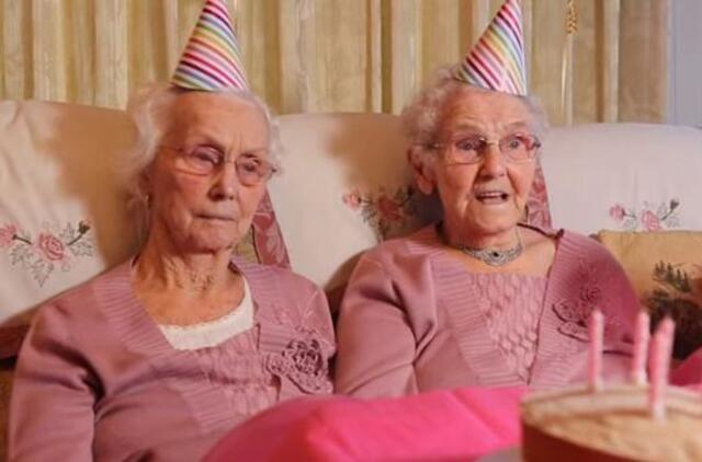 102-ajį gimtadienį atšventusios vyriausios dvynės Britanijoje atskleidė ilgo gyvenimo paslaptį