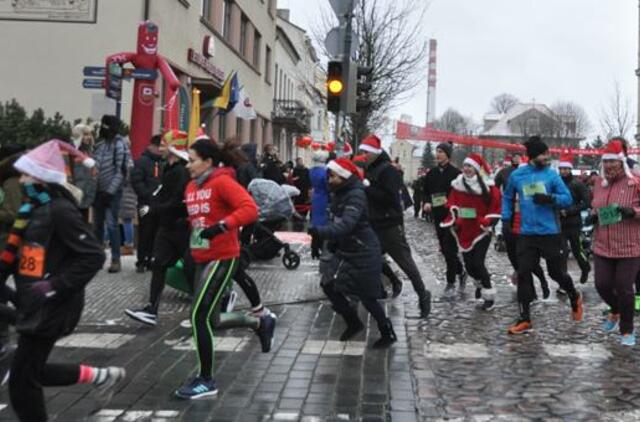 Bėgo sningant, kad dovanotų Kalėdas senjorams