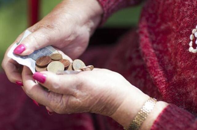 Daliai senjorų sausį pensijas į namus pristatys nauji pensijų nešiotojai