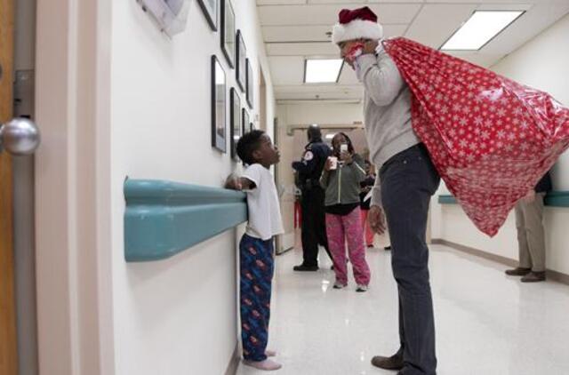 Kalėdų Seneliu persirengęs B. Obama dalijo vaikams dovanas