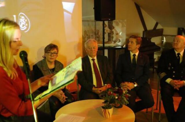 Kas maudysis knygelės sukeltose bangose?