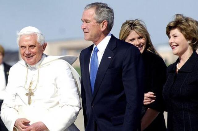 Laiškai atskleidžia: G. W. Bushas vyresnysis dešimt metų slapta rėmė berniuką iš Filipinų