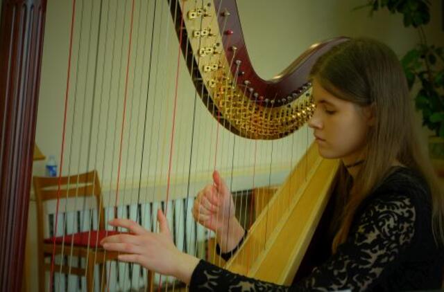 Arfos ir styginių skambesiai