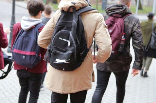 Neiškalbius moksleivius gelbsti nupirkti darbai