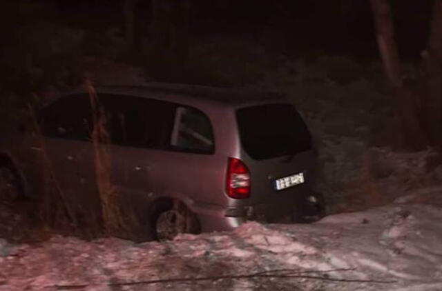 „Opel Zafira" - griovyje, girtas vairuotojas - pievoje