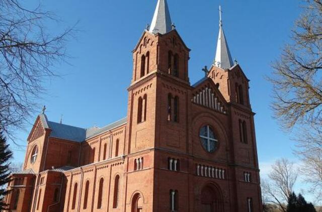 Plungė: viena didžiausių bažnyčių Lietuvoje ir ilgaamžės klumpės iš Žemaitijos