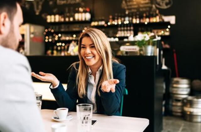 Šie paprasti triukai padės išvengti nejaukių pauzių per pokalbius