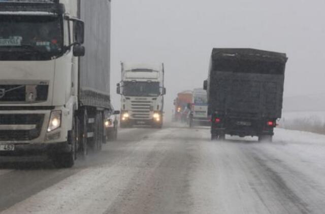 Siūloma uždrausti sunkiasvorį transportą Pilies tiltu