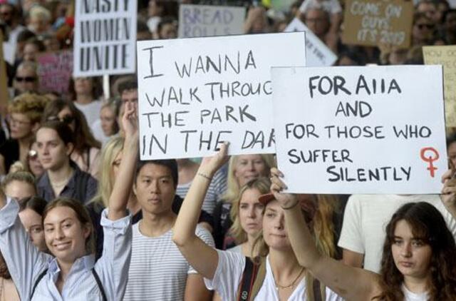 Tūkstančiai Australijos gatvėmis žygiavusių žmonių ragino stabdyti smurtą prieš moteris