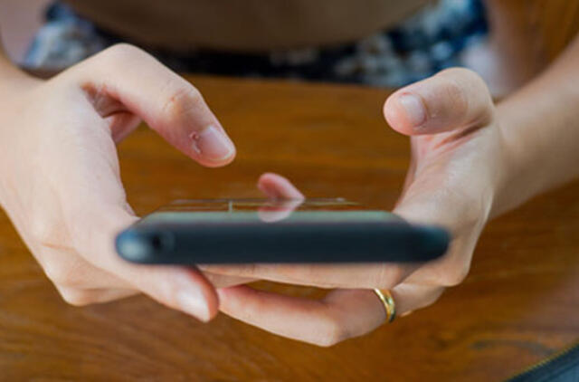 Bendrabučio koridoriuje grasino peiliu, atėmė telefoną