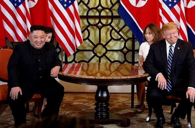 D. Trumpas ir Kim jong-unas tęsia savo viršūnių susitikimą
