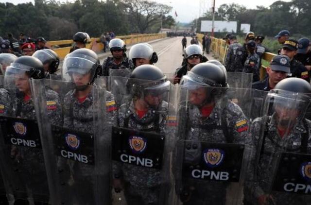 Trys Venesuelos kariškiai šarvuočiais pabėgo į Kolumbiją