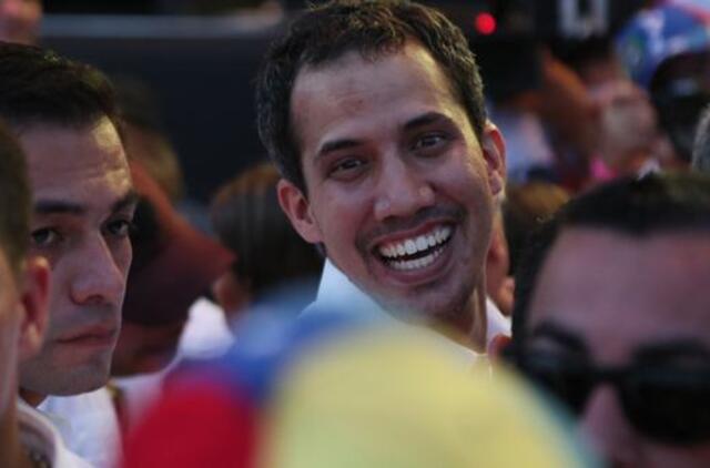 Venesuelos opozicijos lyderis J. Guaido pareiškė, kad Venesuelos kariškiai jam padėjo kirsti sieną su Kolumbija