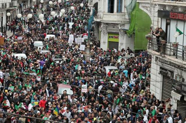Alžyre per masinius protestus suimti 195 žmonės
